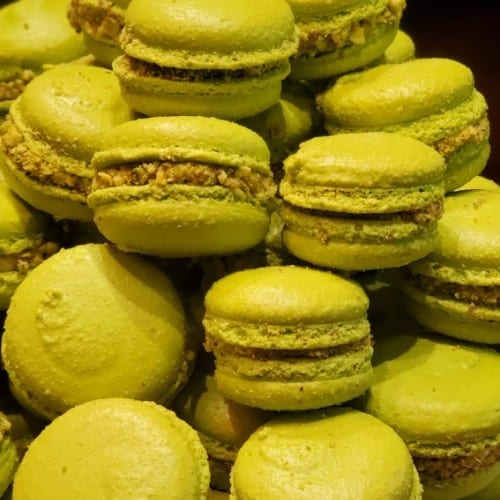 Macarons (2pcs).